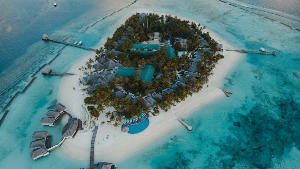 Nova Maldives Resort Malediven Reisetipps Drohnenfoto Insel von oben mit Hausriff