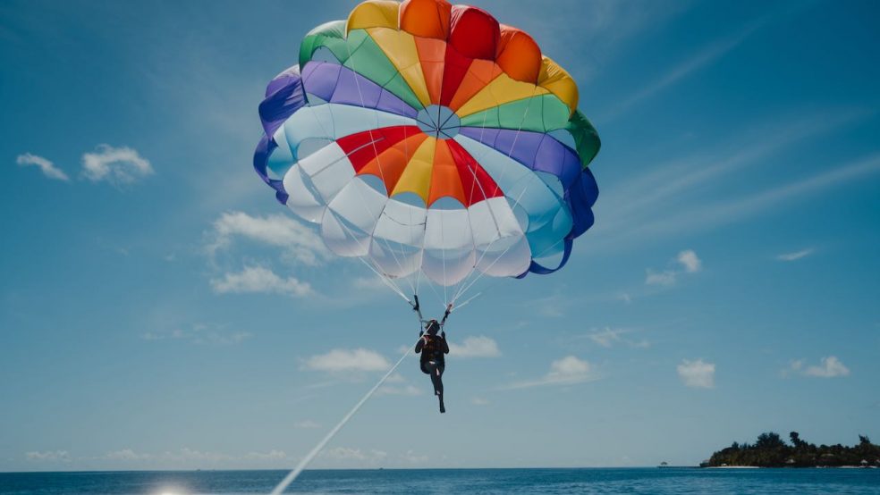 Nova Maldives Resort Malediven Reisetipps Paragliding Parasailing Svemirka Seyfert