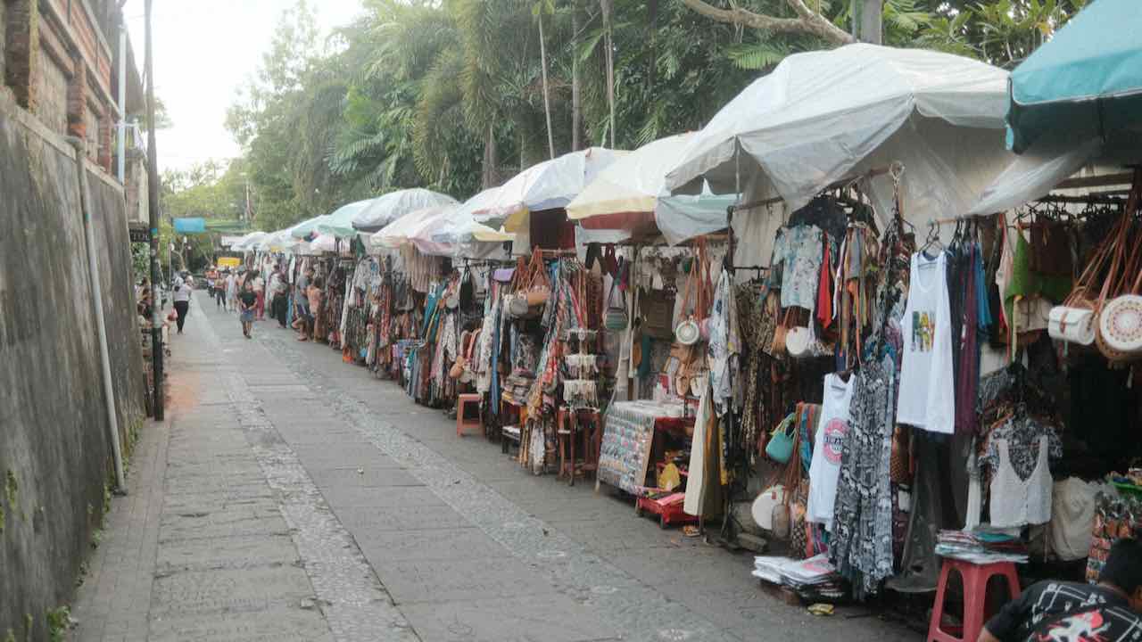 Bali Beste Reisezeit unf Reisetipps Händler und Geschäfte am Straßenrand