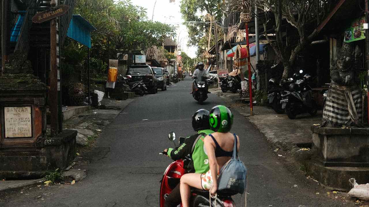 Bali Beste Reisezeit unf Reisetipps Pärchen auf einem Roller Straßenbild