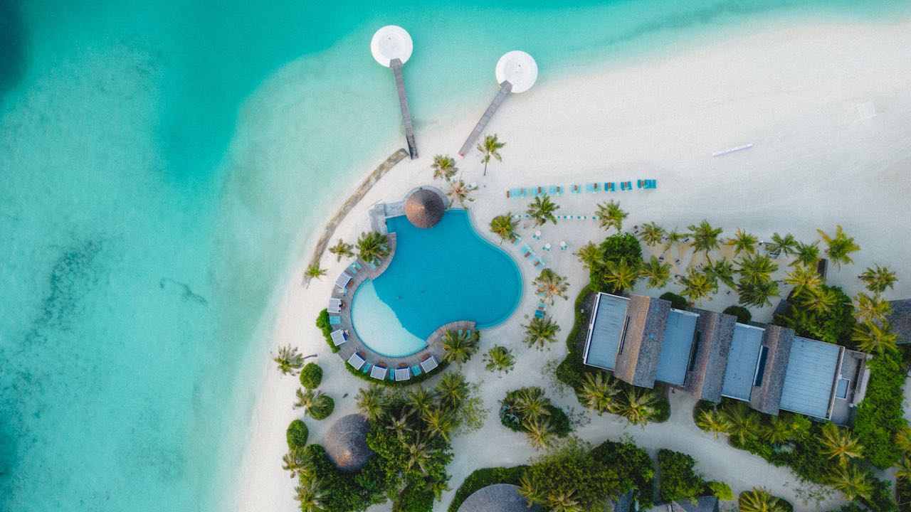 Kandima Maldives Resort Malediven Reisetipps Inselansicht mit Drohne
