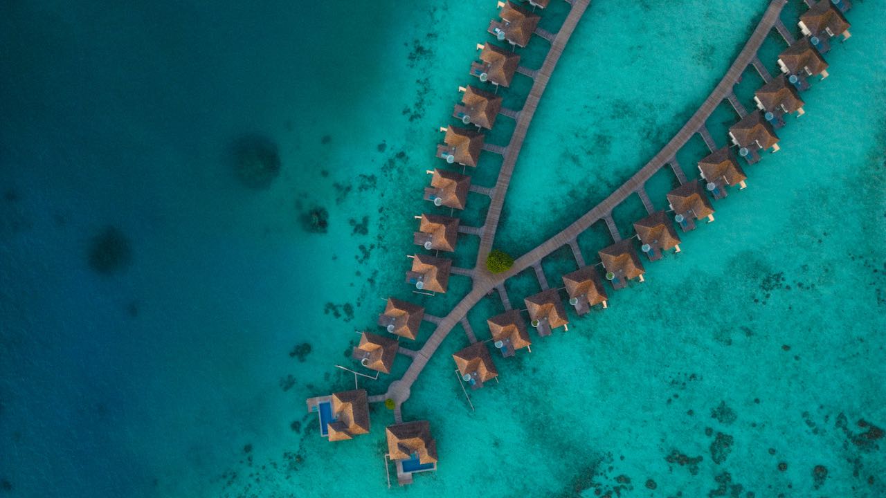 Kandima Maldives Resort Malediven Reisetipps Wasservillen von oben Drohnenfoto