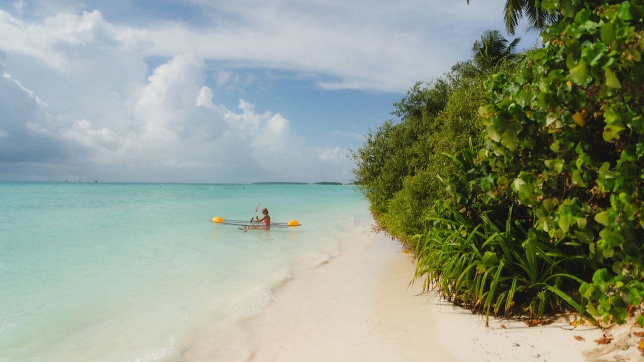 Kandima Maldives Resort Malediven Reisetipps Kanu auf dem Meer