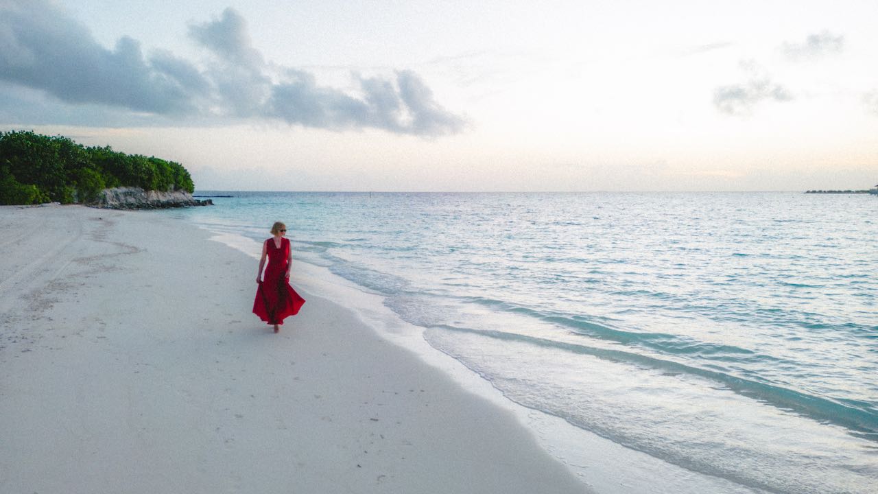 Kandima Maldives Resort Malediven Reisetipps Sandstrand im Sonnenuntergang