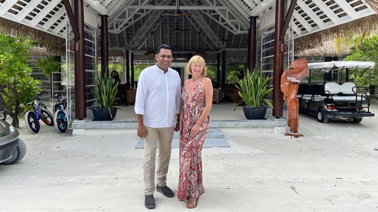 Heritance Aarah Maldives Malediven Hotel General Manager Upul Gedarakumbura und Reisebloggerin Svemirka Seyfert