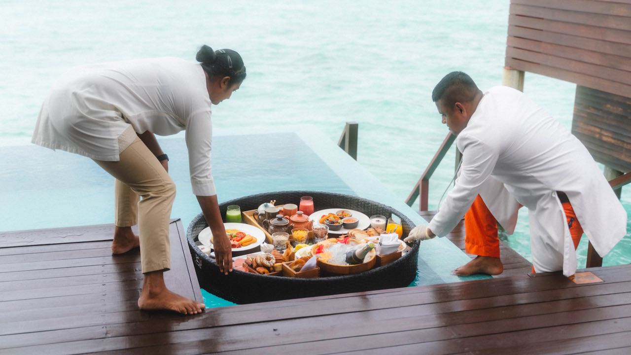 Heritance Aarah Maldives Malediven Reisetipps Floating Breakfast in der Wasservilla