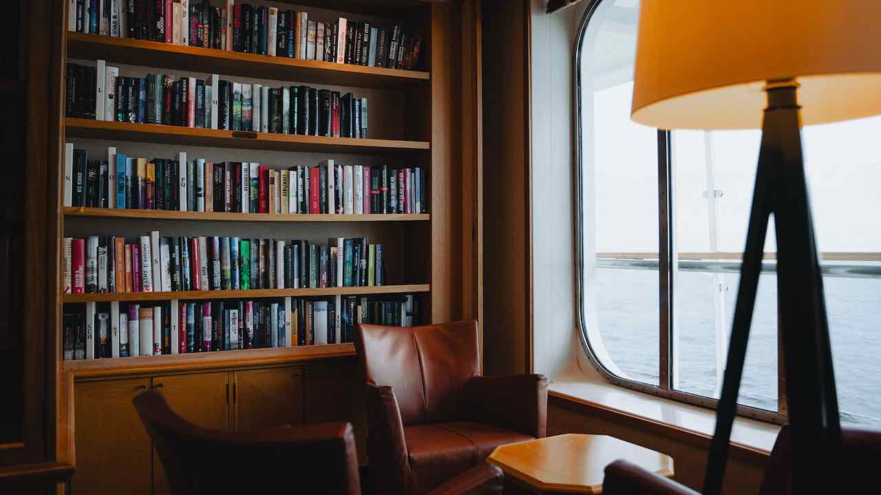 MS EUROPA Hapag-Lloyd Cruises Kreuzfahrtreise Reisetipps Bibliothek