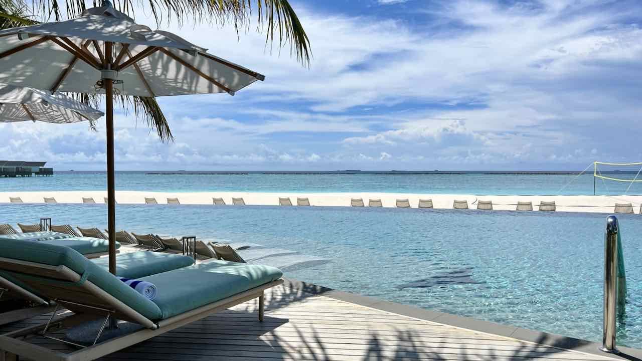 Amari Raaya Maldives Malediven Reisetipps Pool mit Meerblick