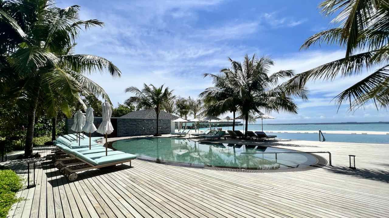 Amari Raaya Maldives Malediven Reisetipps Sonnenliegen am Pool