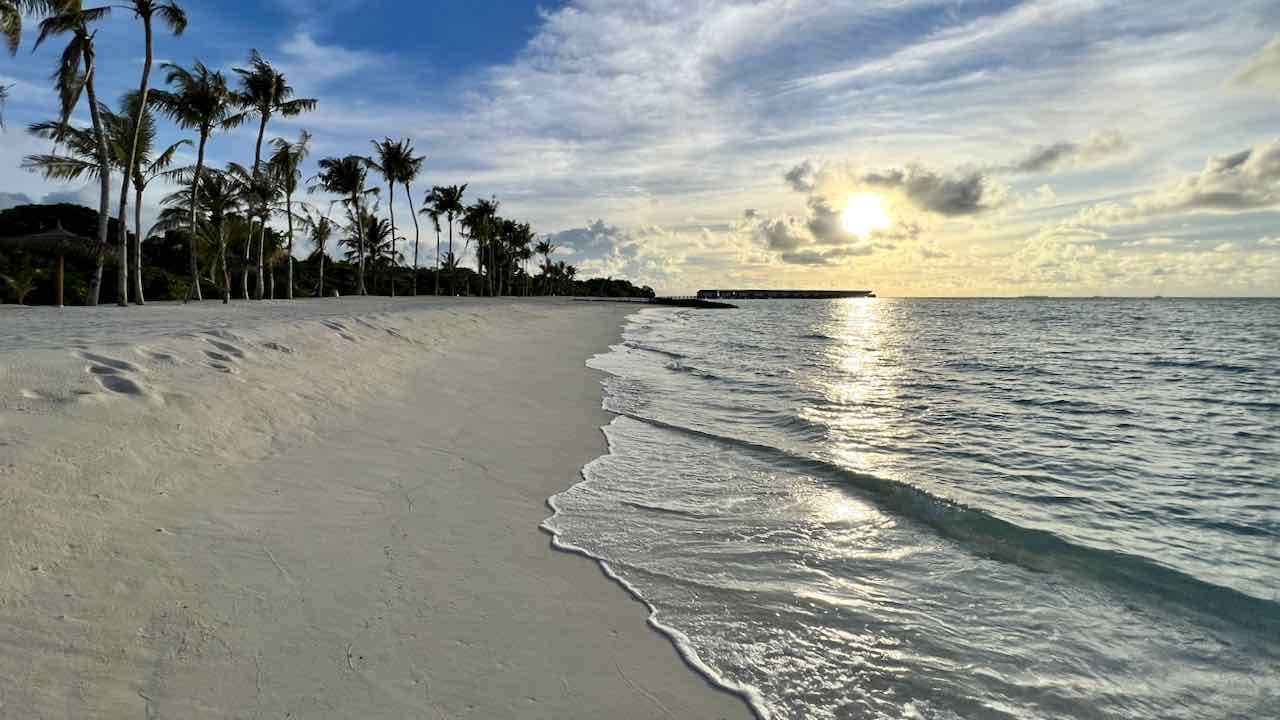 Amari Raaya Maldives Malediven Reisetipps Traustrand beim Sonnenuntergang