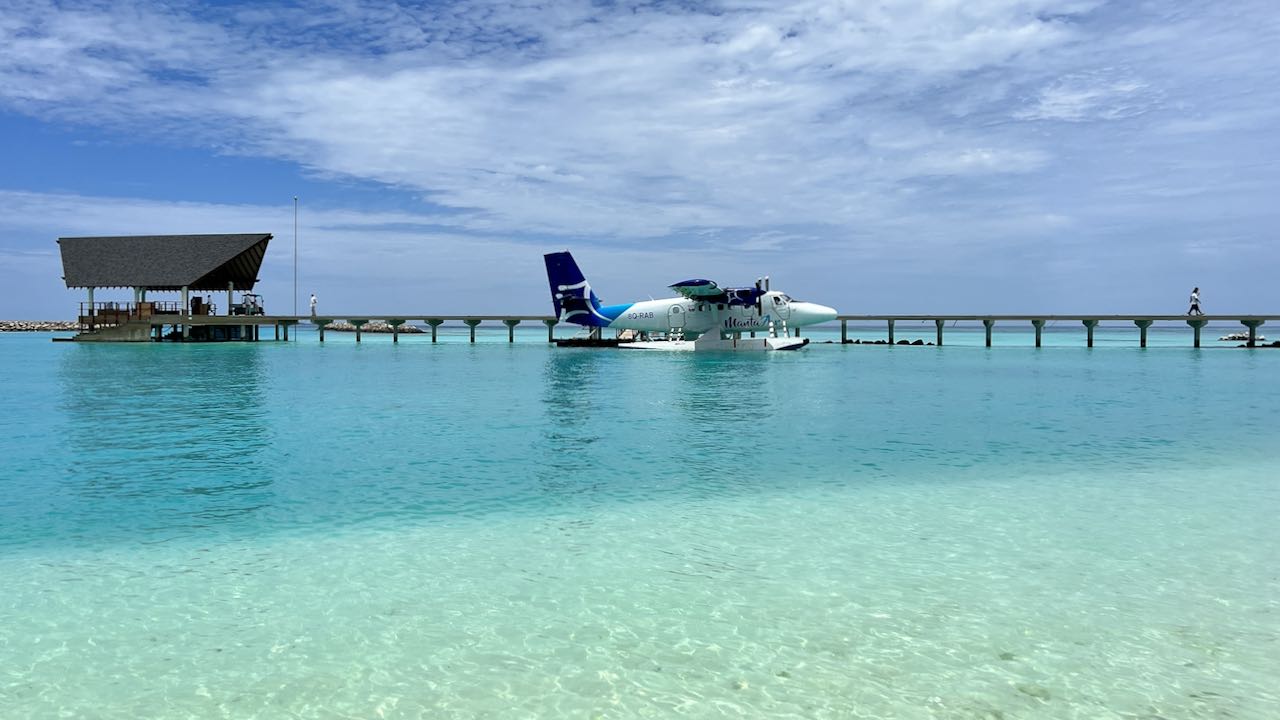 Amari Raaya Maldives Malediven Reisetipps Wasserflugzeug am Inselsteeg