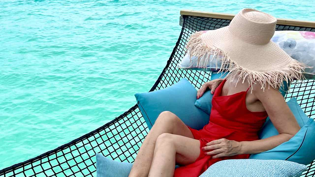 Amari Raaya Maldives Malediven Reisetipps Wasservilla Reisebloggerin Svemirka Seyfert in der Hängematte