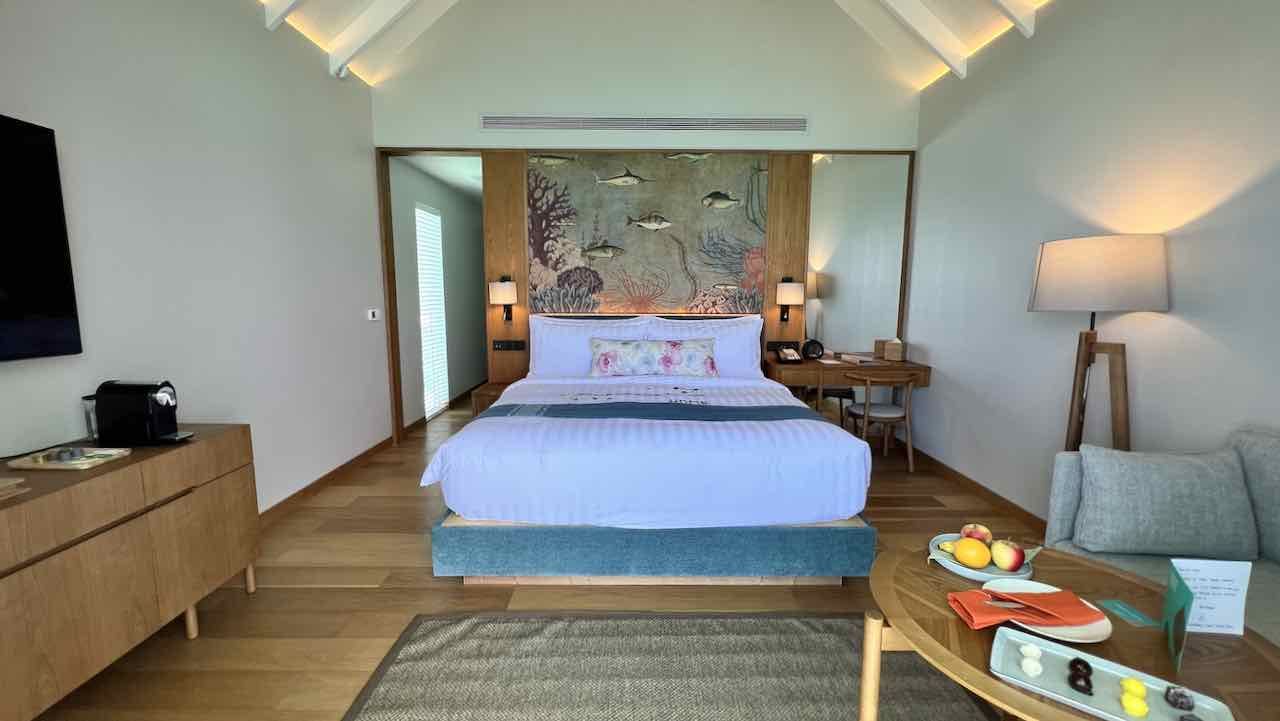 Amari Raaya Maldives Malediven Reisetipps Wasservilla Schlafzimmer mit Bett