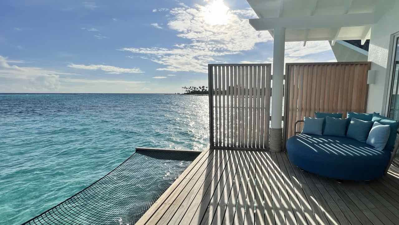 Amari Raaya Maldives Malediven Reisetipps Wasservilla Terrasse mit Daybed