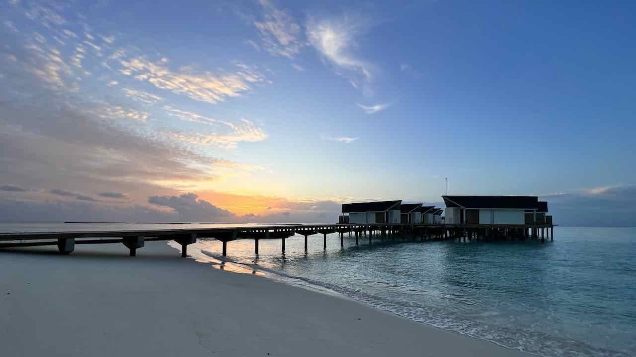 Amari Raaya Maldives Malediven Reisetipps Wasservillen im Sonnenuntergang