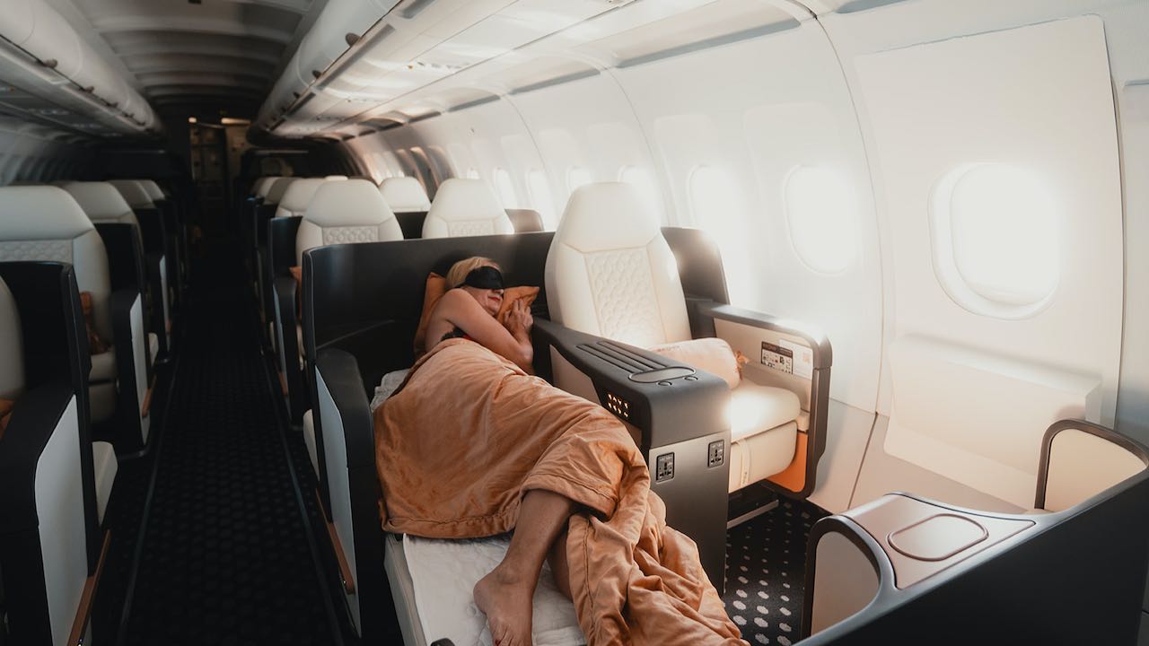 Himmlisch: Ein eigenes Bett auf dem Flug ins Urlaubsparadies. ©Anastasia Spielmann