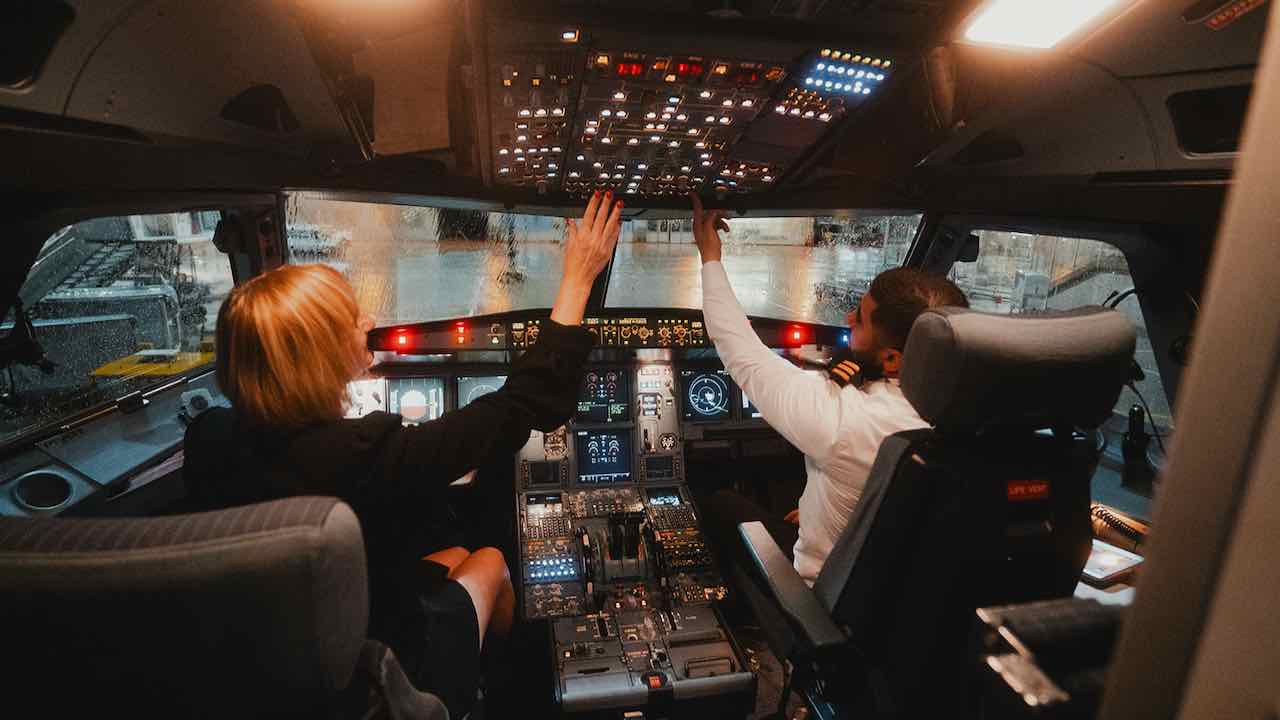 Beond Business Airline Flug Muenchen auf die Malediven Reisetipps Cockpit mit Piloten