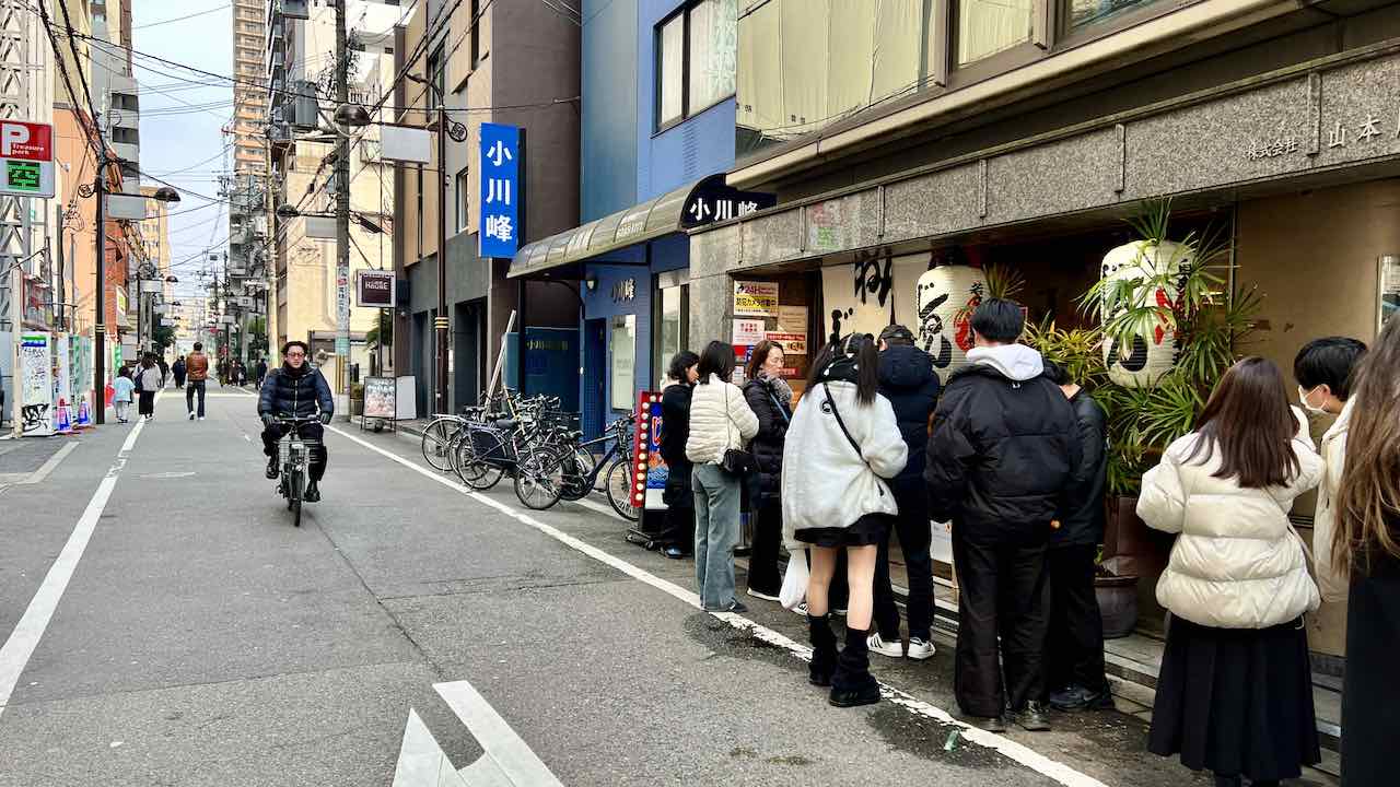 Osaka Japan Reisetipps und Restaurants Jinen Sushi Menschen in der Schlange