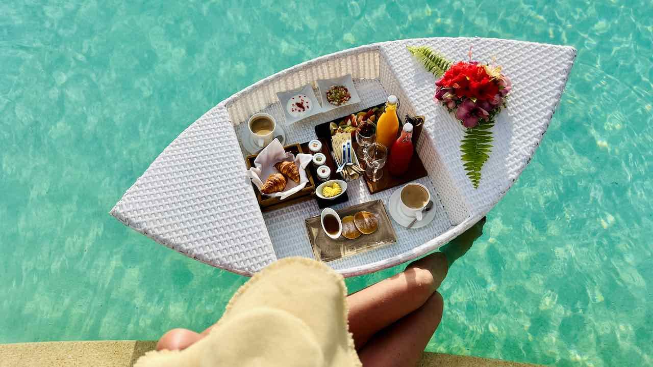 Adaaran Prestige Water Villas Meedhupparu Maldives Malediven Reisetipps Floating Breakfast