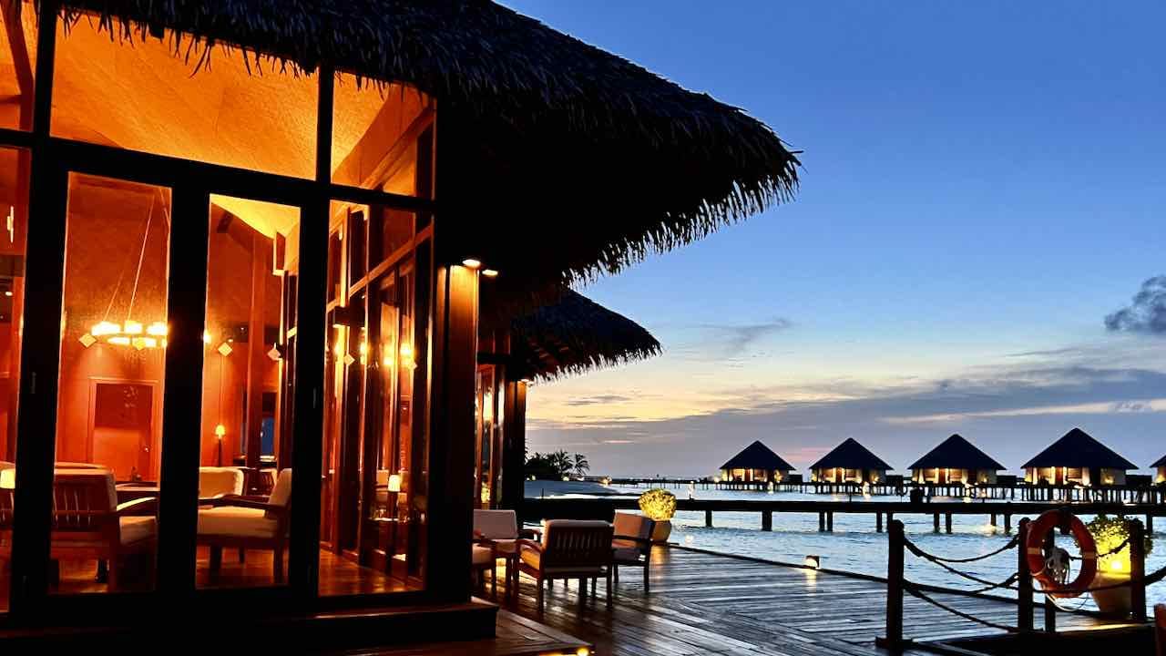 Adaaran Prestige Water Villas Meedhupparu Maldives Malediven Reisetipps Restaurant bei Nacht