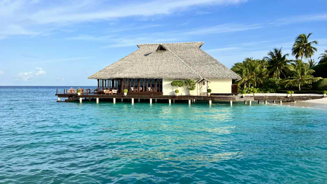 Adaaran Prestige Water Villas Meedhupparu Maldives Malediven Reisetipps Restaurant über dem Meer