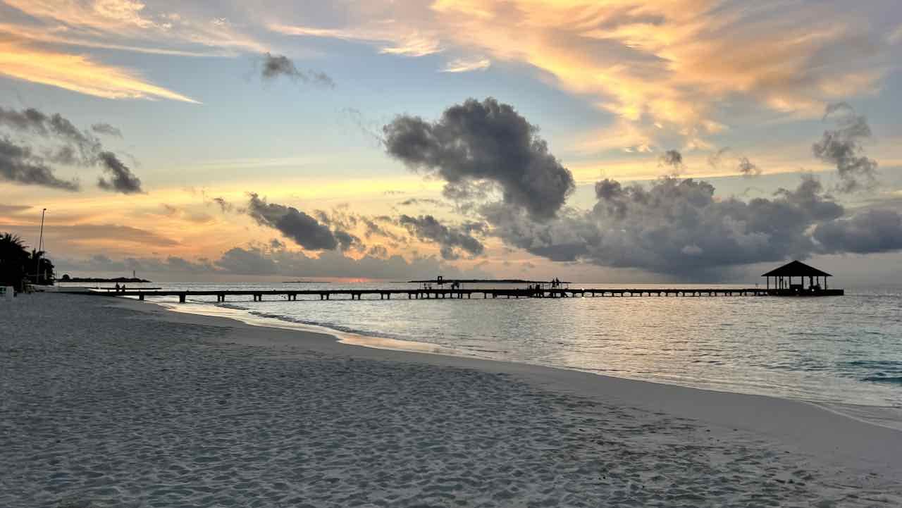 Adaaran Prestige Water Villas Meedhupparu Maldives Malediven Reisetipps Sonnenuntergang am Meer