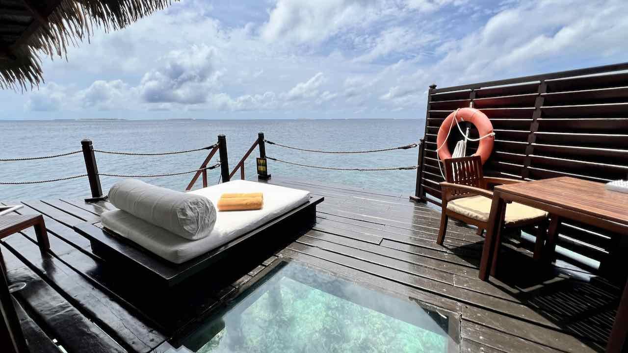 Adaaran Prestige Water Villas Meedhupparu Maldives Malediven Reisetipps Wasservilla Terrasse mit Glasboden