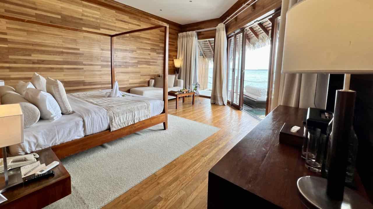 Adaaran Prestige Water Villas Meedhupparu Maldives Malediven Reisetipps Wasservilla Wohnzimmer