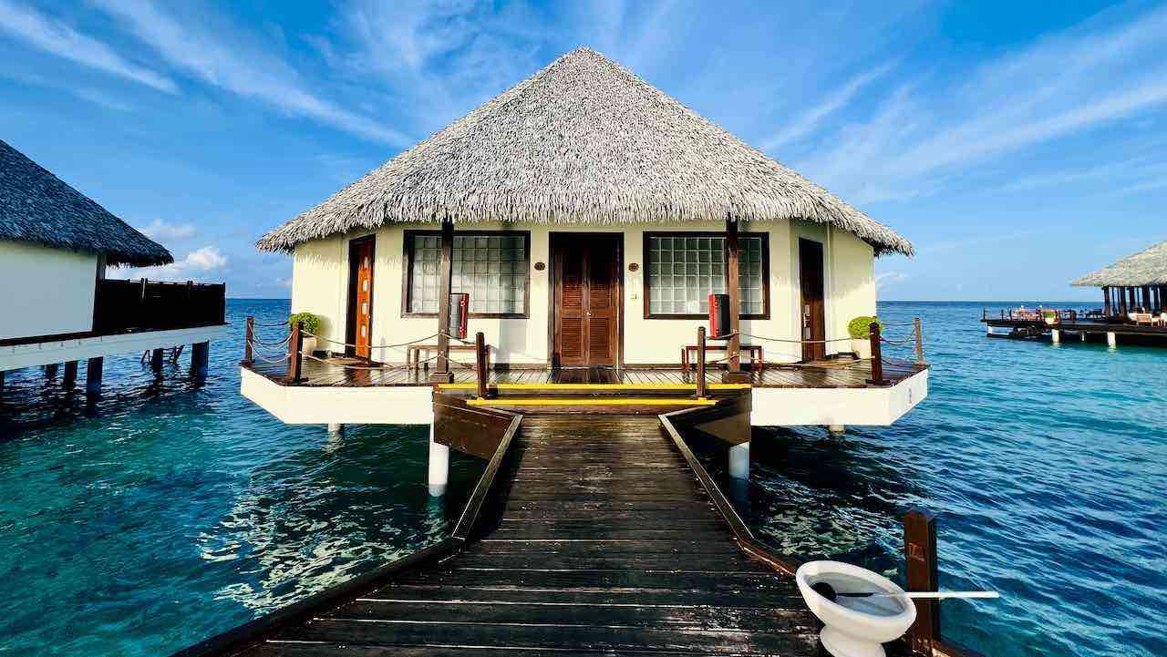 Adaaran Prestige Water Villas Meedhupparu Maldives Malediven Reisetipps Wasservilla mit Steeg