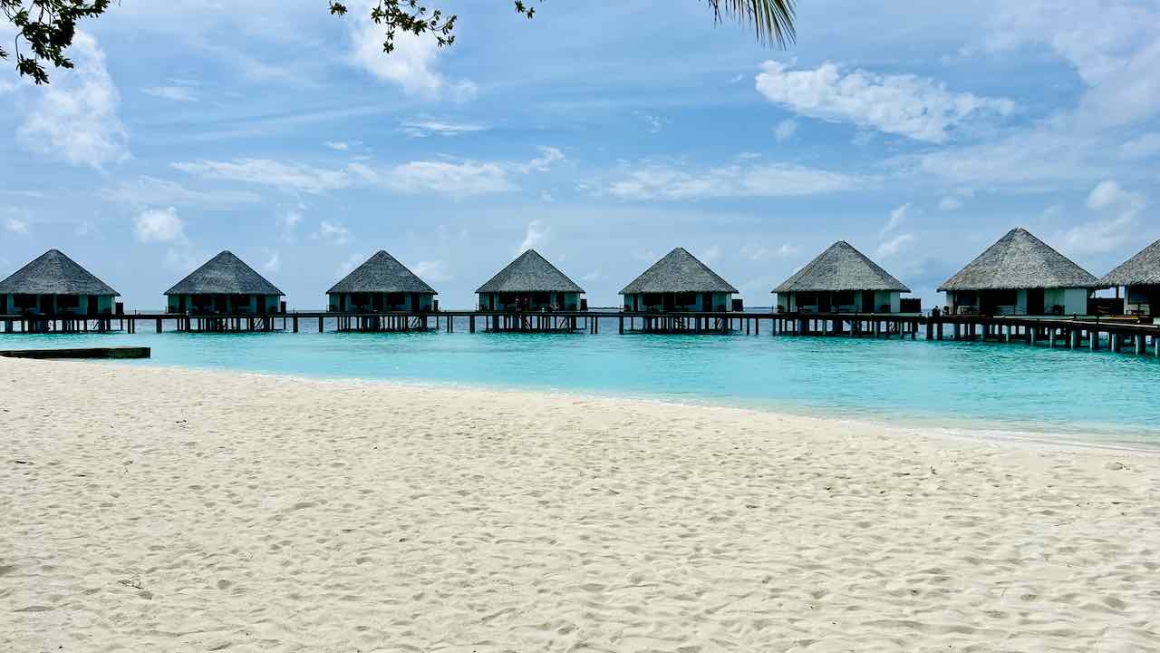 Adaaran Prestige Water Villas Meedhupparu Maldives Malediven Reisetipps Wasservillen am Strand