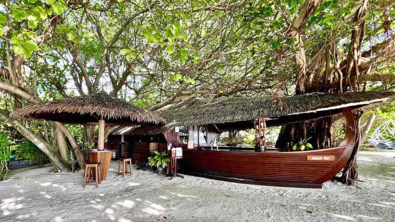 Adaaran Prestige Vadoo Maldives Malediven Reisetipps Beachbar am Strand