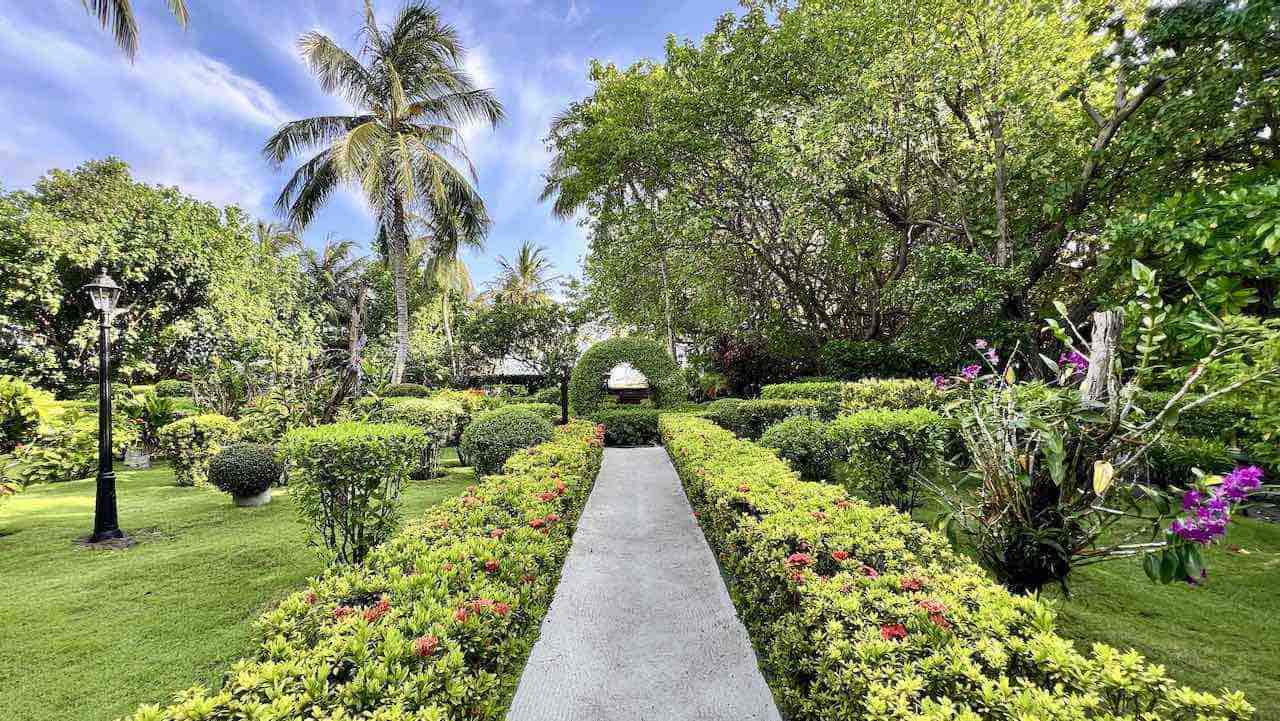 Adaaran Prestige Vadoo Maldives Malediven Reisetipps Garten und Palmen