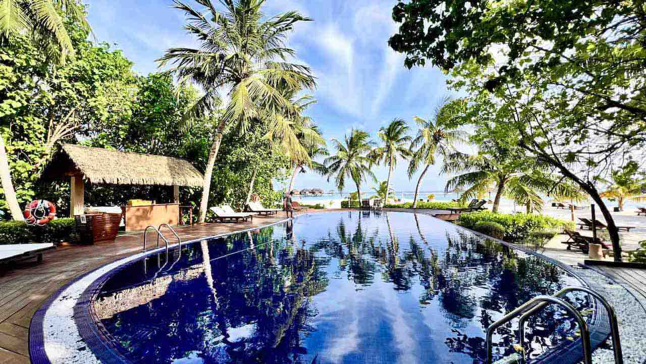 Adaaran Prestige Vadoo Maldives Malediven Reisetipps Hauptpool