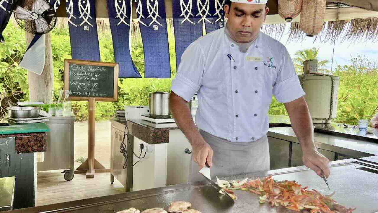 You & Me Maldives Malediven Reisetipps Teppaniaki Koch