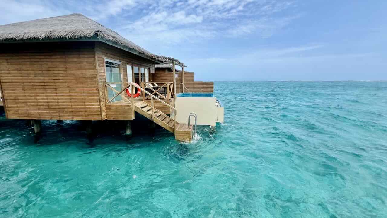 You & Me Maldives Malediven Reisetipps Wasservilla im Meer