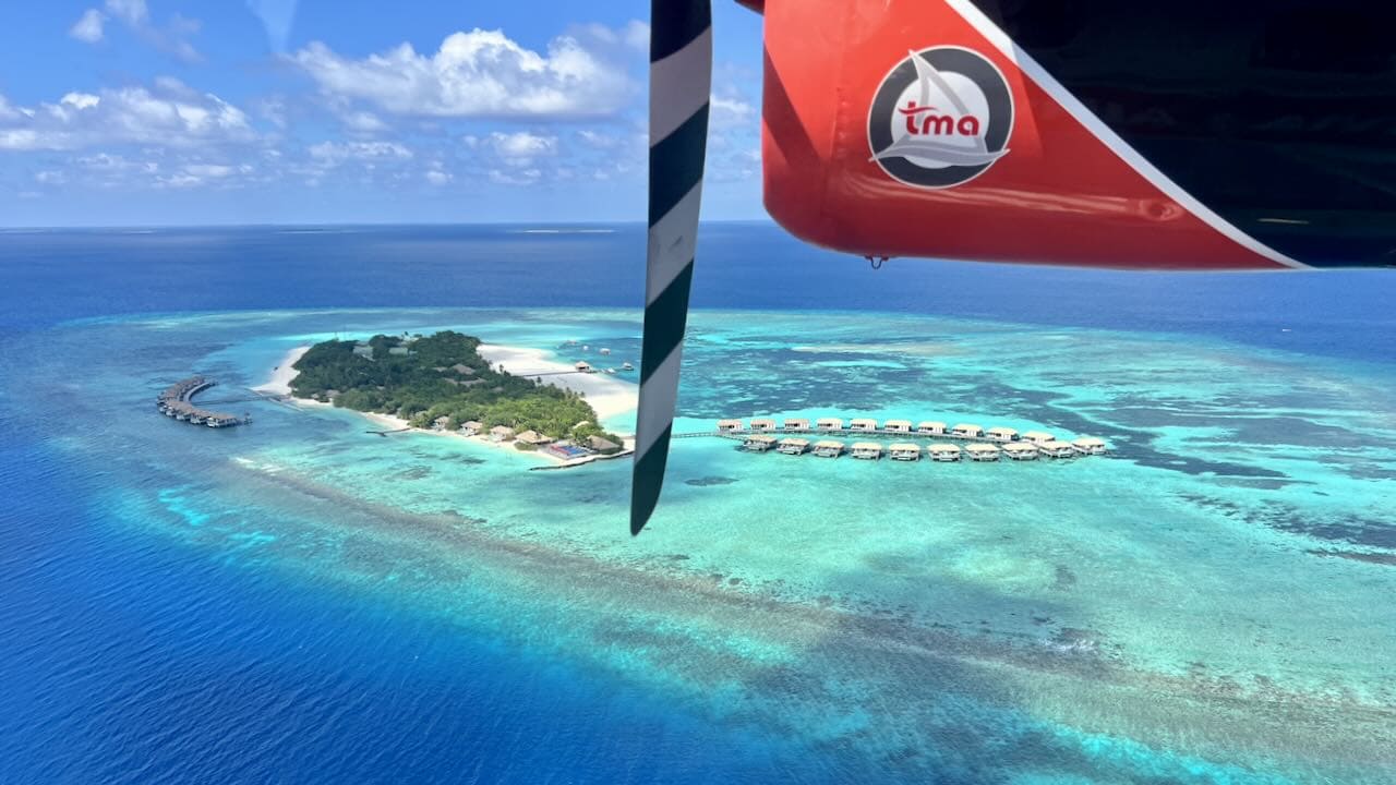 Noku Maldives Malediven Reisetipps Inselblick aus dem Wasserflugzeug TMA