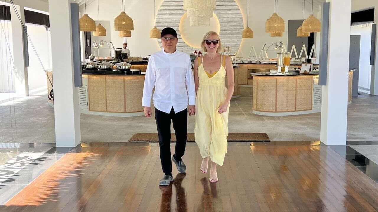 Noku Maldives Malediven Reisetipps Palms Restaurant Chef Vincent Tan und Reisebloggerin Svemirka Seyfert