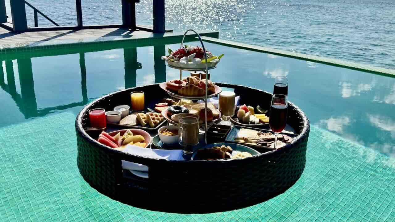 Noku Maldives Malediven Reisetipps Water Villa Pool Floatingbreakfast