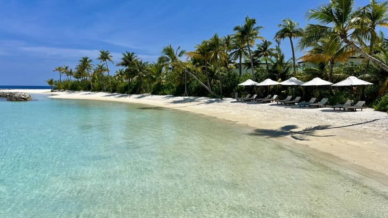Kagi Maldives Malediven Reisetipps Beach mit Sonnenliegen