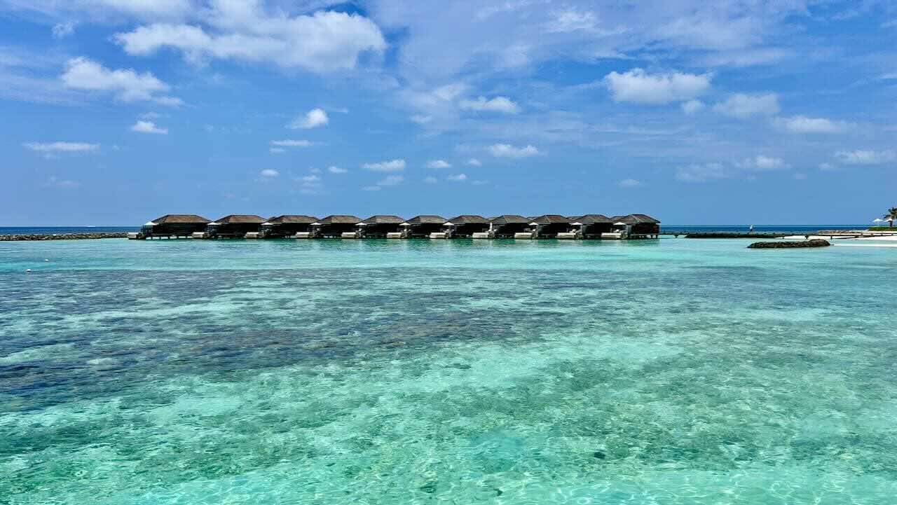 Kagi Maldives Malediven Reisetipps Hausriff mit Wasservillen