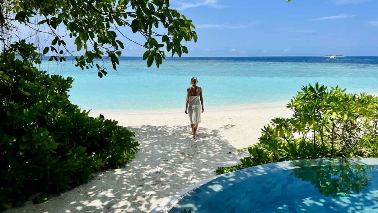 Milaidhoo Maldives Malediven Reisetipps Barfuß am Strand Svemirka Seyfert