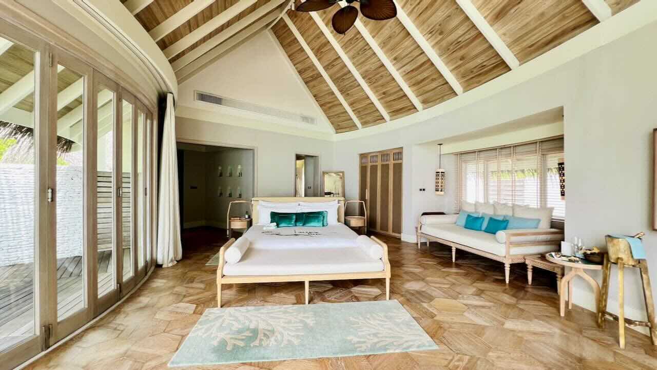 Milaidhoo Maldives Malediven Reisetipps Beachvilla mit Pool Zimmer