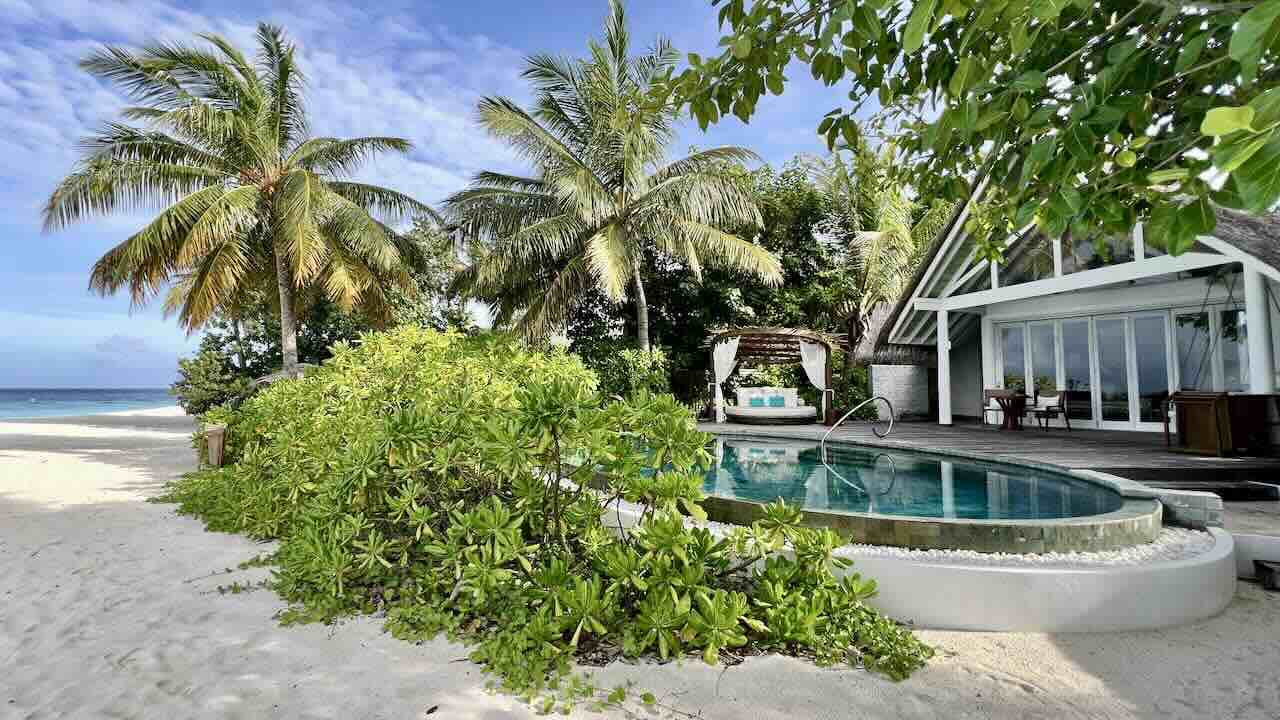 Milaidhoo Maldives Malediven Reisetipps Beachvilla mit Pool und Strand