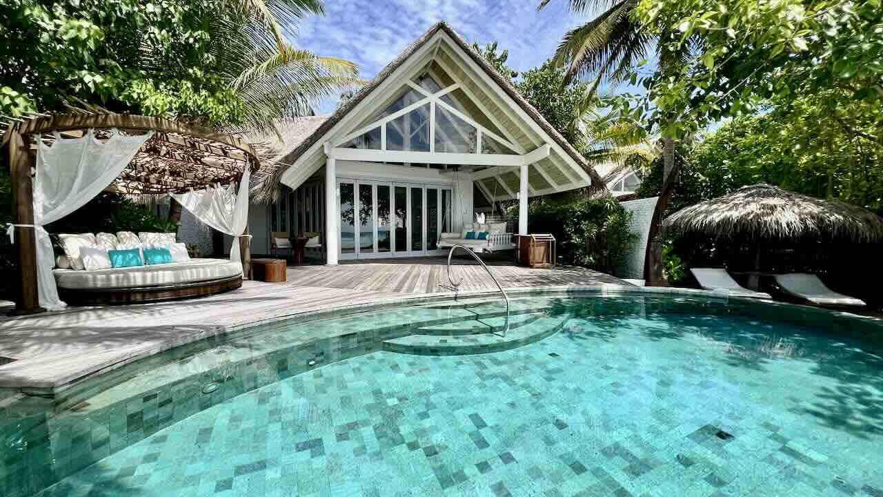 Milaidhoo Maldives Malediven Reisetipps Sonnenliege am Pool und Daybed