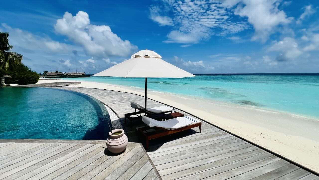 Milaidhoo Maldives Malediven Reisetipps Sonnenliege am Pool