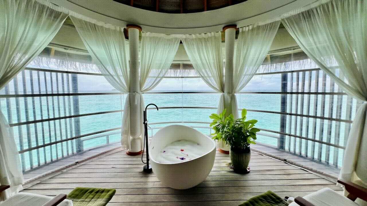 Milaidhoo Maldives Malediven Reisetipps Spa mit freistehender Badewanne