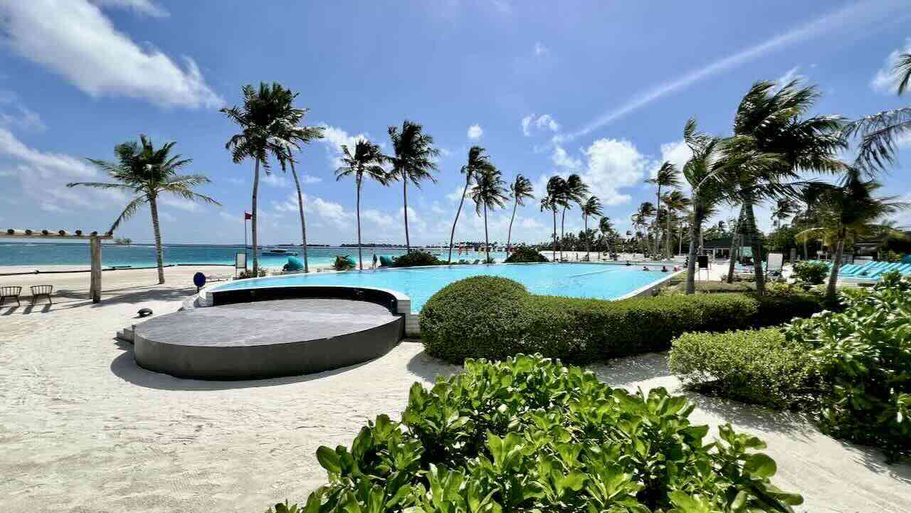 Joy Island Maldives Malediven Reisetipps Pool und beach