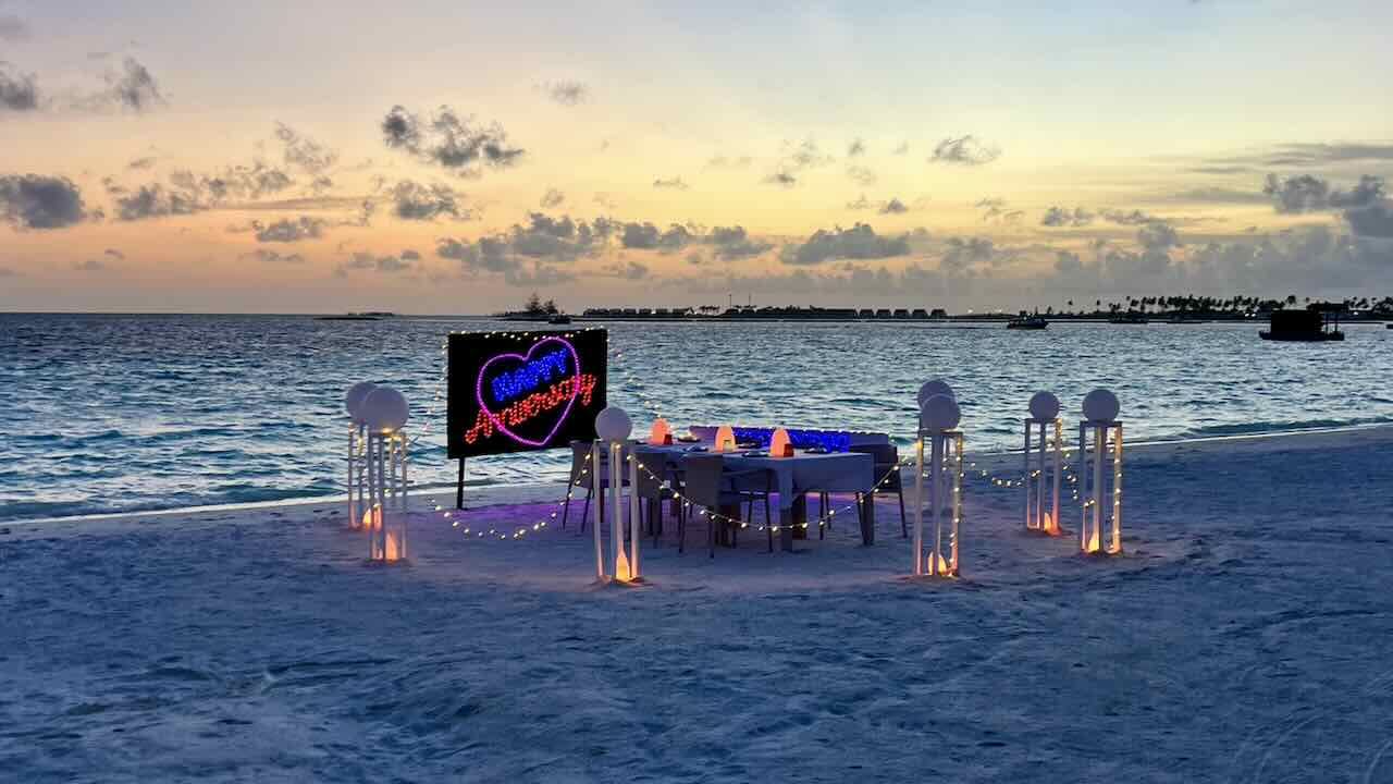 Joy Island Maldives Malediven Reisetipps Sonnenuntergang mit Priavatdinner am Strand