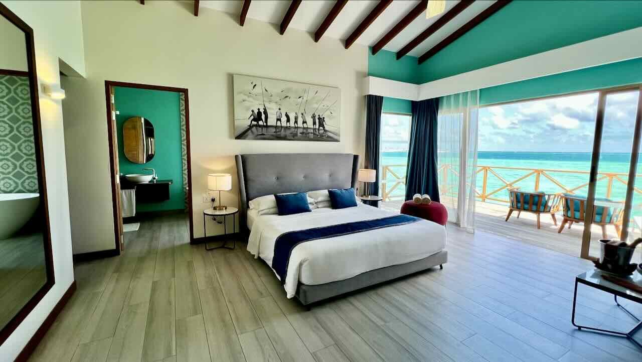 Joy Island Maldives Malediven Reisetipps Wasservilla Zimmer