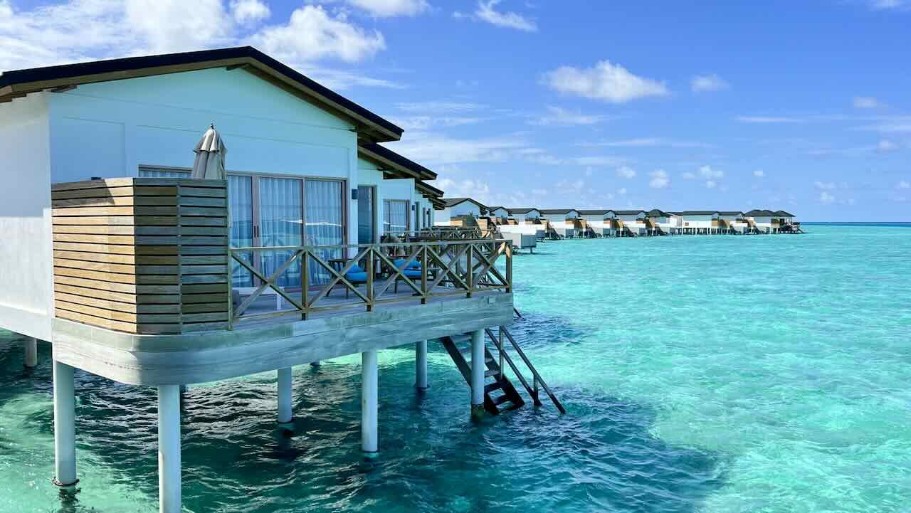 Joy Island Maldives Malediven Reisetipps Wasservilla im Meer